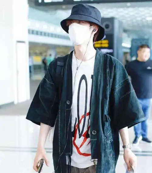 王一博的另类时尚嘻哈风帽子叠戴怼粉丝你们不懂时尚