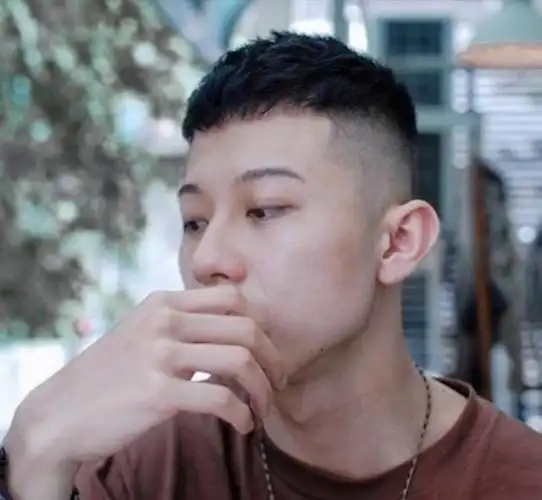 2021年夏天剪下面这些"小碎盖"发型-男生短发-帅哥发型网