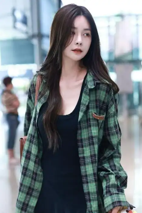 沈梦辰现身上海机场青春活力穿搭引人注目