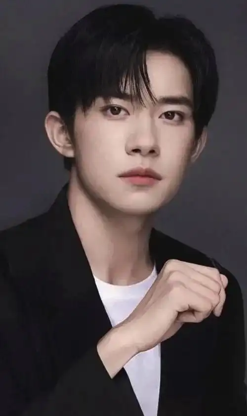 易烊千玺,2000年11月28日生于湖南省怀化市洪江市,中国内地男演员