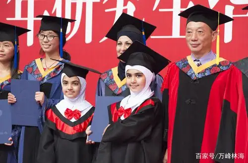 外国小朋友穿上仿真版的学位服,分享博士妈妈的光荣.