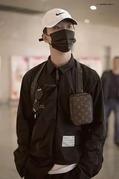 范丞丞机场范丞丞今日西安76义乌到达一身酷黑look白色棒球帽