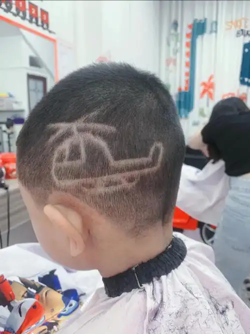 小学生飞机头发型图片