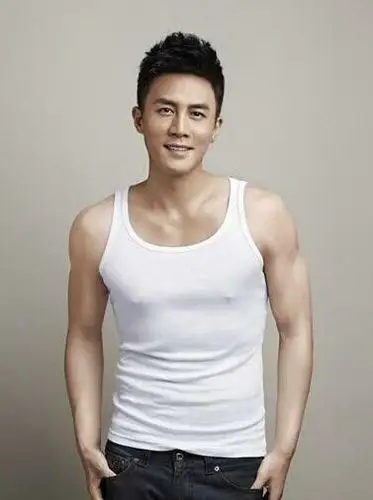 老看到有人说靳东像谁,我来做个汇总,不同时期长得不太一样.