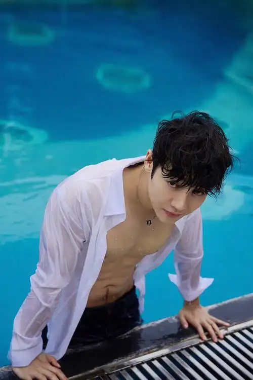 刚刚发行了新单曲的歌手@王野 近日曝光了一组夏日泳池写真,镜头中