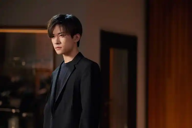 而粉丝们又是很现实的,知道千玺终究会有自己的女朋友,只要对方是一个