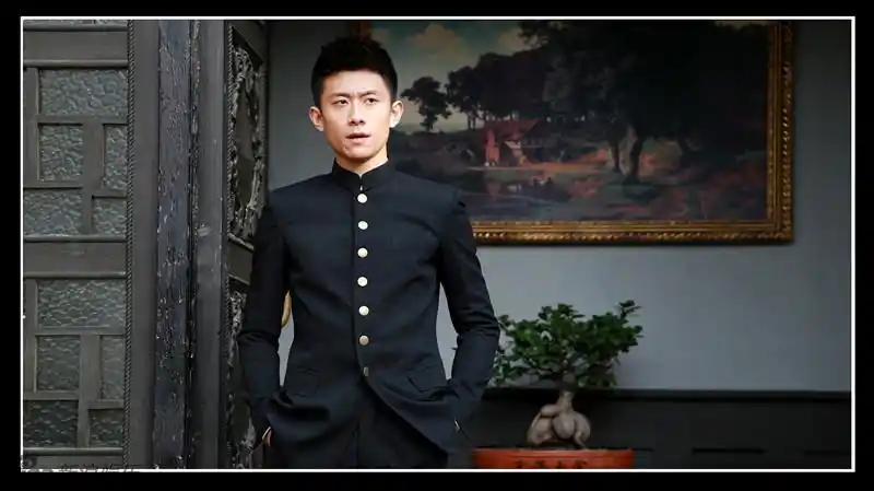 组图:张一山穿军装上瘾 诠释刚毅军人风骨