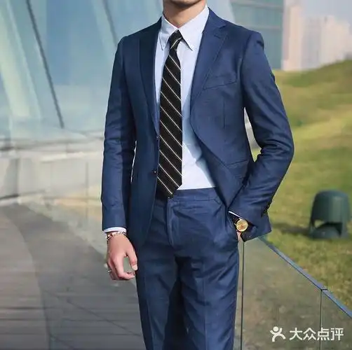 蓝色西装搭配蓝色系衬衫十分和谐养眼98