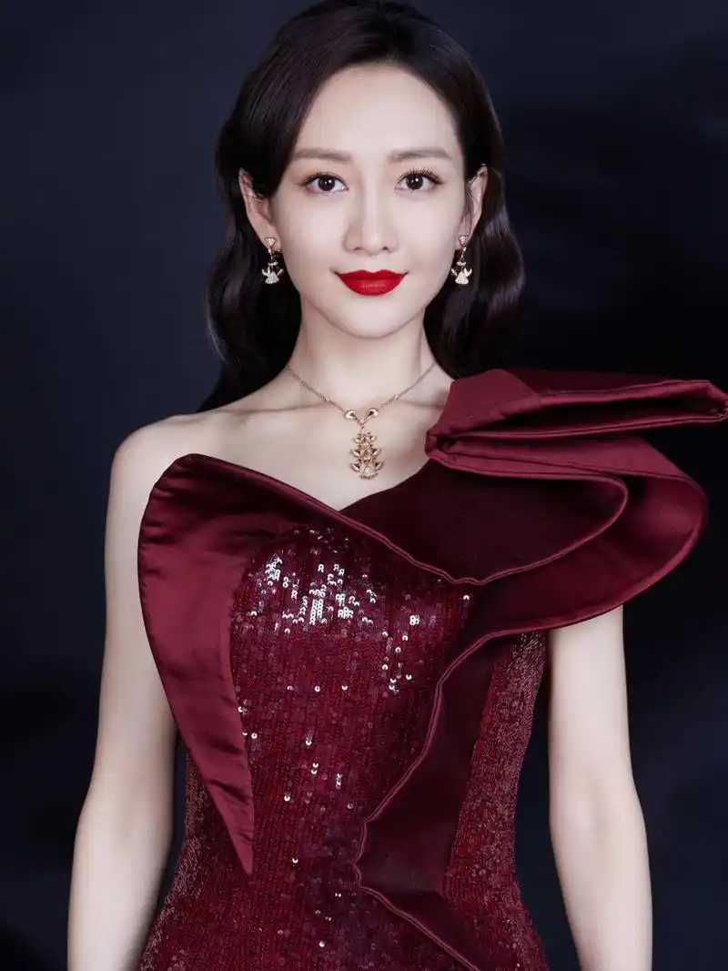 每当提及童年,王鸥都忍不住感叹:"我的母亲从小就不爱我.