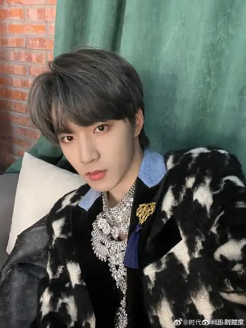 刘耀文绿叶间侧颜照#刘耀文旅游日常花絮照有,是绿叶间帅气男高白t的