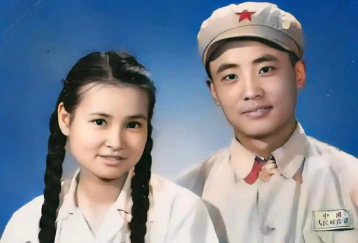 50年代一张珍贵的结婚照,新郎叫于航,新娘叫梁再冰,这个名字相信大家