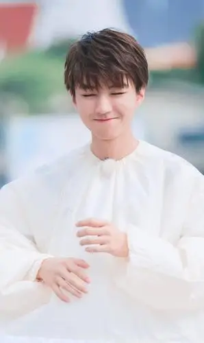 王俊凯的眯眯眼微笑,这坏坏的笑可爱到掉渣