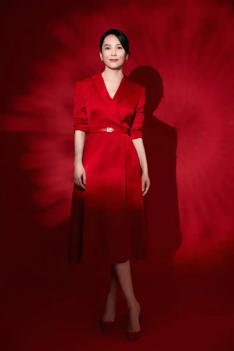 演员俞飞鸿身着ports宝姿2023春夏系列西装领连衣裙,西 - 抖音