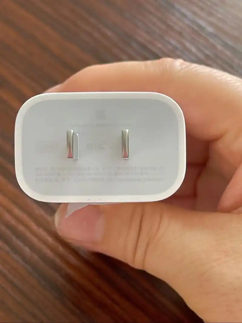 出闲置苹果原装充电器.出闲置20w原装苹果充电器,出门的时候 - 抖音