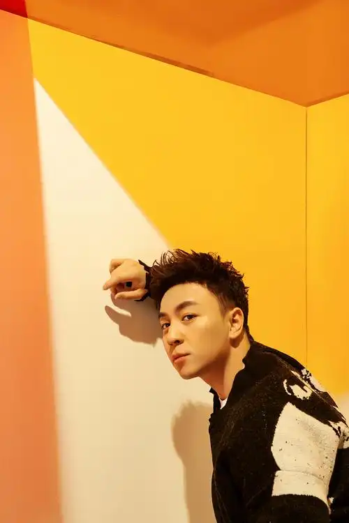 释小龙 橘黄色写真释小龙 帅气写真释小龙 微笑释小龙 阳光写真释小龙