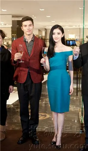 景甜出席某品牌烟台活动 甜美亮相亲和力十足