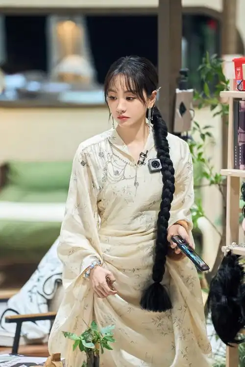 杨蓉超话「蓉巴拉」#大侦探#  在线解锁蓉巴拉@杨蓉高清剧照