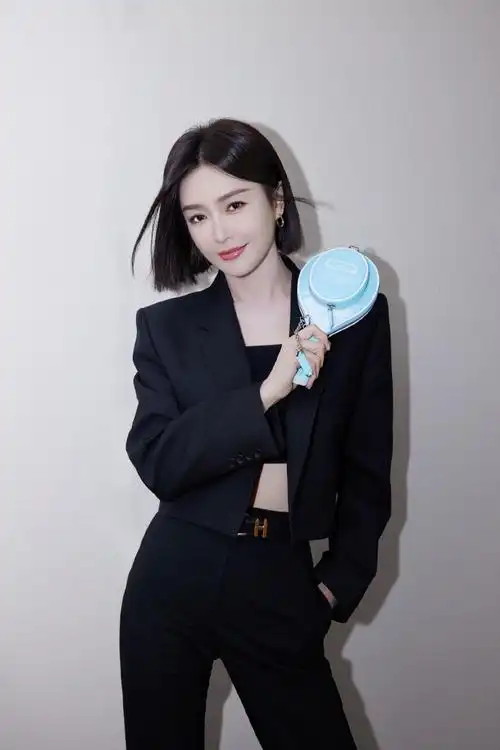 秦岚海边网球##斯维诗 自然健康新时尚