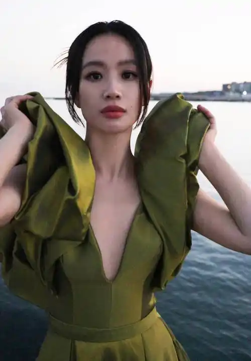 李梦晒威尼斯电影节海边写真 绿色v领长裙性感撩人-搜狐大视野-搜狐
