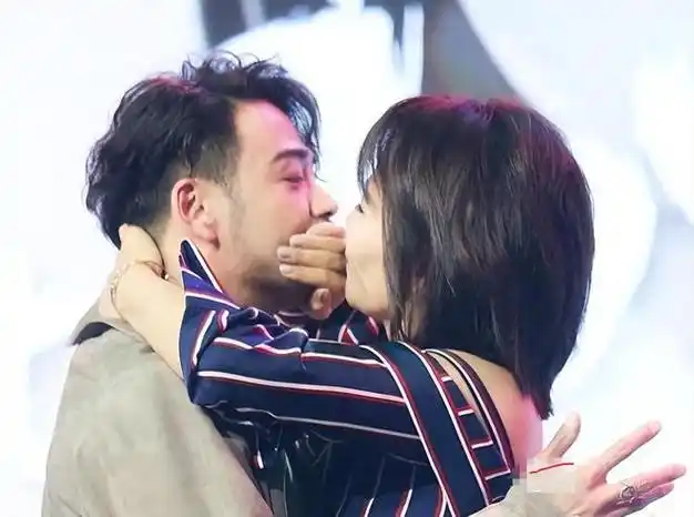 为了渲染节目中的气氛,主持人让刘涛和杨烁在剧中演绎了甜蜜的古典