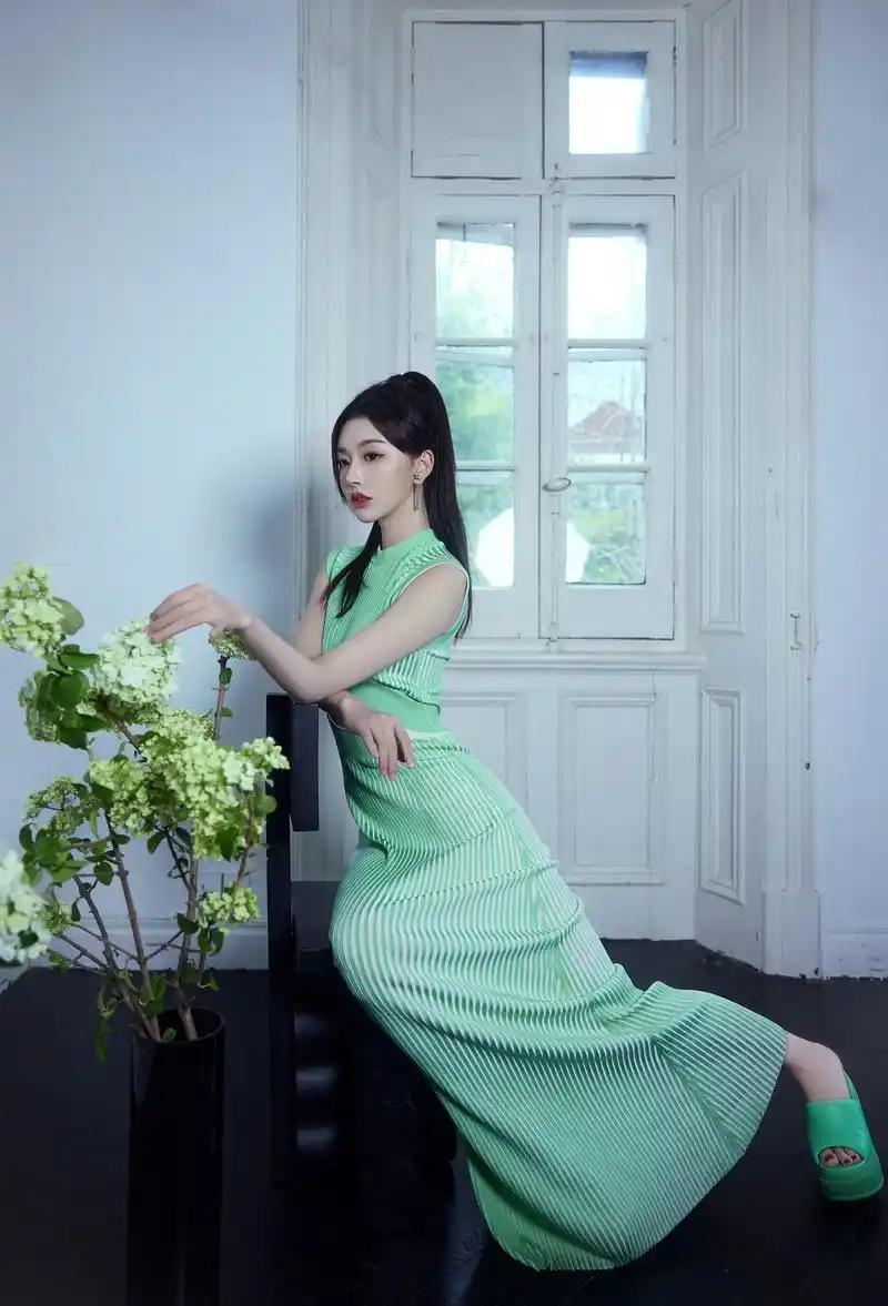 孔雪儿绿色露脐连衣裙时尚写真,颜值完美五官精致,身材修长婀娜