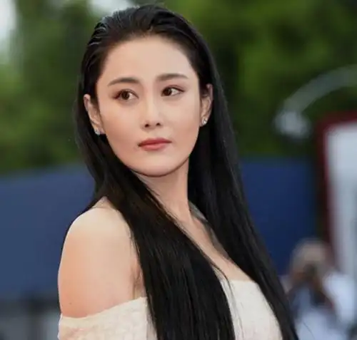 女生长发大背头发型 尽显女王气质