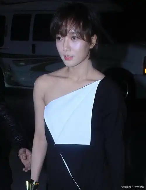 在韩寒执导的电影《后会无期》中,她与陈柏霖有过对手戏,其中一段关于