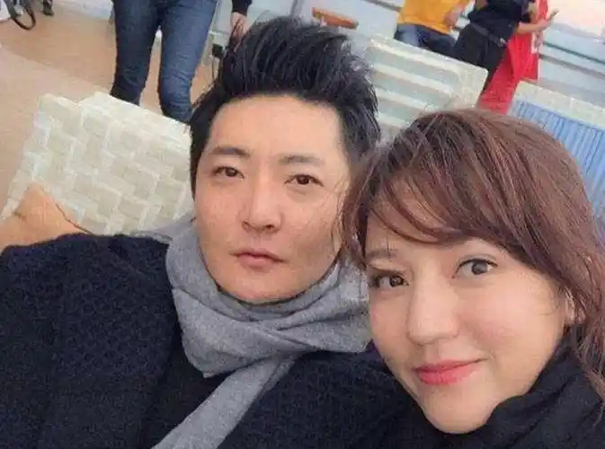 看到这一家三口很快乐的出行,小编也是跟着高兴,最后,期待郭京飞的