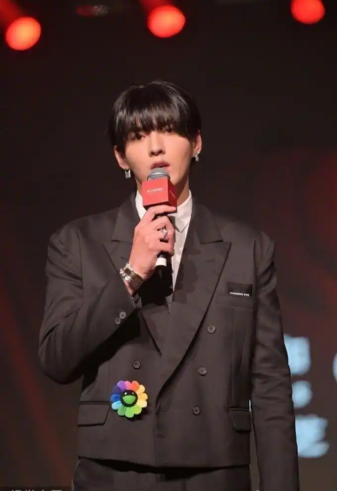 吴亦凡齐刘海造型的视觉中国生图,你觉得他抗住了吗?