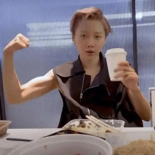 这肌肉一拳感觉可以打倒两个我#刘雨昕  #这就是街舞5