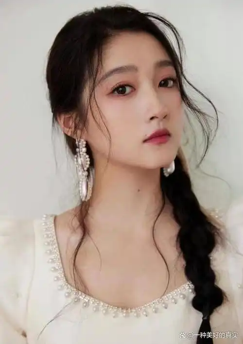 关晓彤梳麻花辫亮相美到大家!穿白裙秀美腿,浪漫感十足好惊艳