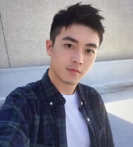 男生"锡纸烫"发型过时了,秋冬剪这4款时尚造型,阳光又帅气