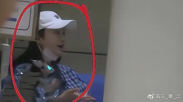 景甜和爸爸现身医院!脸色苍白坐在椅子上,神秘男子全程陪伴
