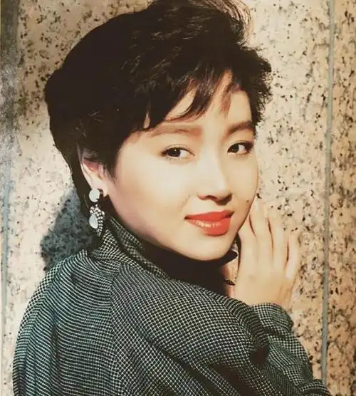 恬妞:两次离婚,65岁仍单身,女儿打扮男性化,为护母成同性恋