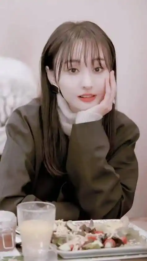 郑爽在2021年因为dy后来偷漏税被曝光丑闻,远走美国,成为"老赖".