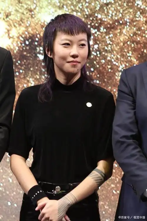 和窦唯的女儿窦靖童,竟然在国外办证结婚啦,这个消息比我当年追周迅