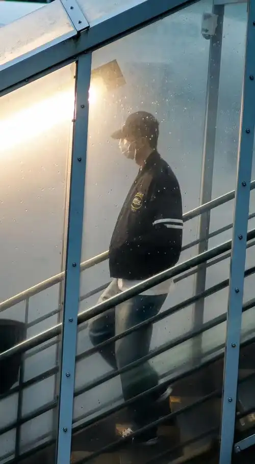 王一博巴黎时装周待遇差黑粉吐槽机场空空荡荡无人接机