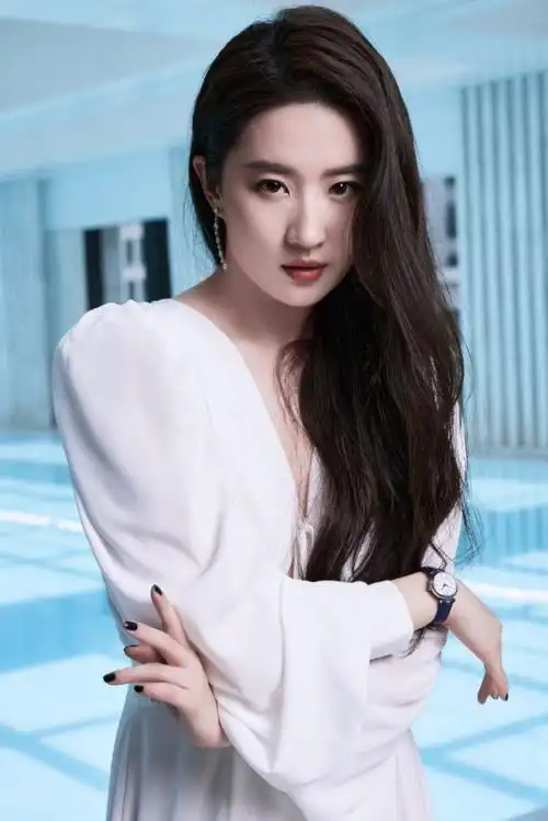 刘亦菲深v长裙大秀锁骨眼神魅惑张力十足