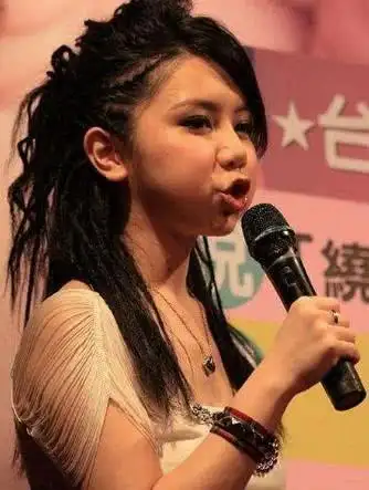 邓紫棋走红之前长啥样?当看到照片那一刻,这才是男人的心头肉