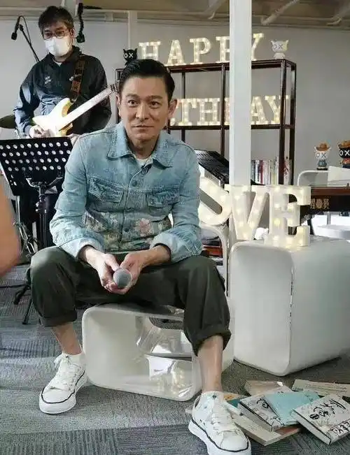 比大8岁的老婆显老,退圈生活不失潮流感_刘德华_牛仔_外套