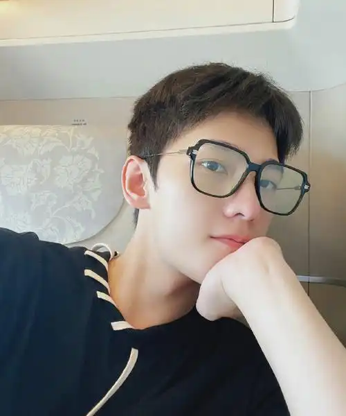 杨洋黑框素颜自拍