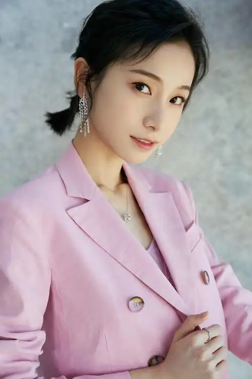 姜梓新获"年度网剧综合影响力新人"奖 《皓镧传》开播引期待_明玉