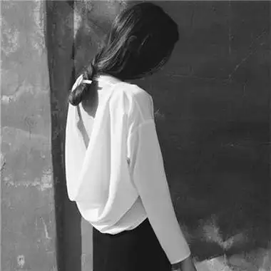 女生高冷黑白孤独头像