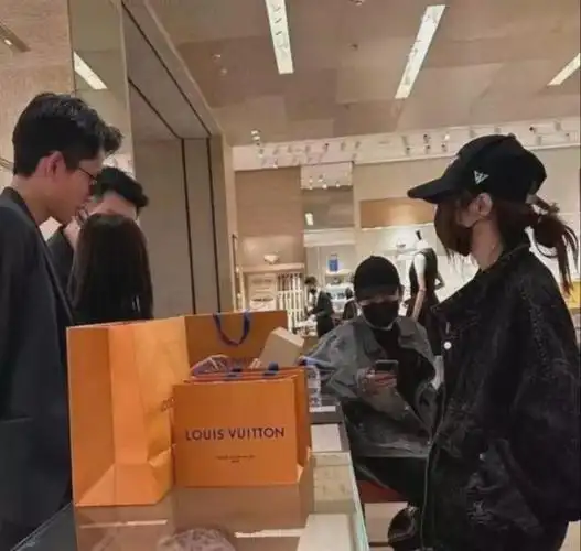 王思聪女友狂放话宣示主权拿行李走网友拿出属于我的一切