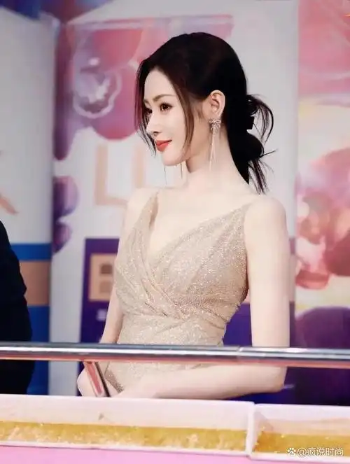 如果说普通姑娘追求的是体重不过百,那么个子本就高挑的女明星,则是