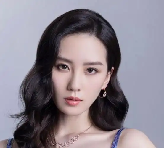 刘诗诗白裙营业,肩颈线条太优越,儿子侧脸遭曝光