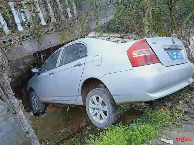 转弯时突然冲出路面,小车一头扎进路边民屋