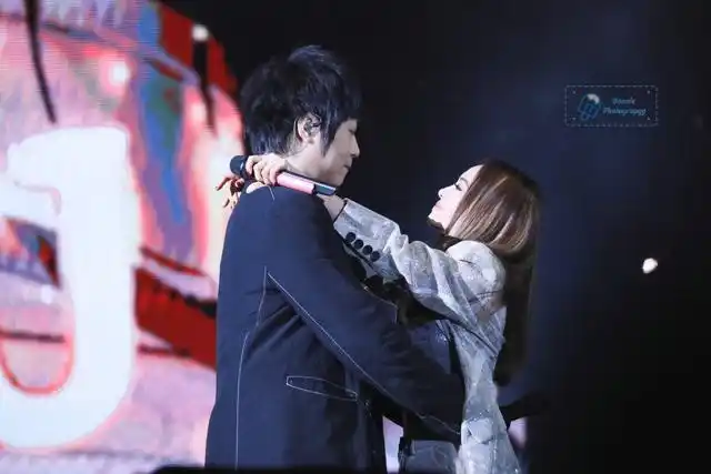 蔡依林惊喜现身演唱会,与阿信一起跳舞,两人互动超有爱