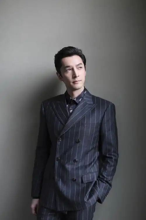 胡歌宇宙印花内搭帅气写真