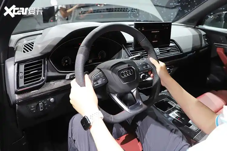 平底方向盘的握感十分出色,尺寸适中且较细的手握处也能更好地适配